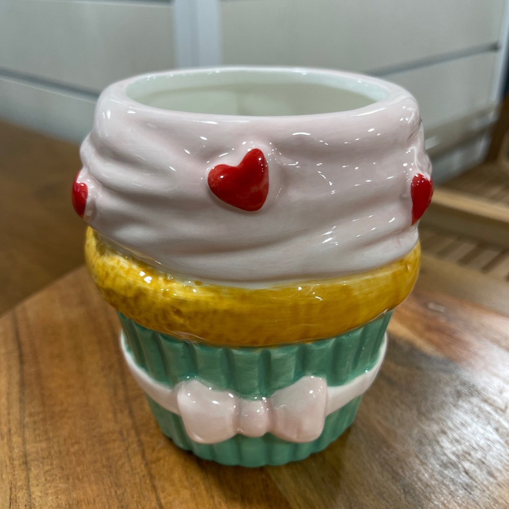 Valentine Heart Cupcake Ceramic Desk Organizer Pen Holder NWT